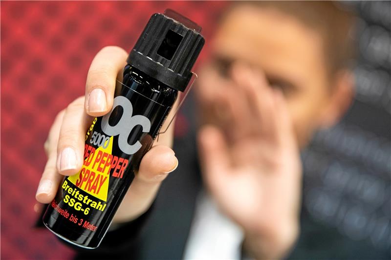 Diese Gegenstände sind am kommenden Wochenende im Hauptbahnhof verboten Am Wochenende darf niemand mit Taschenmesser oder Pfefferspray den Hamburger Hauptbahnhof betreten (Symbolfoto). Foto: Daniel Karmann/dpa
