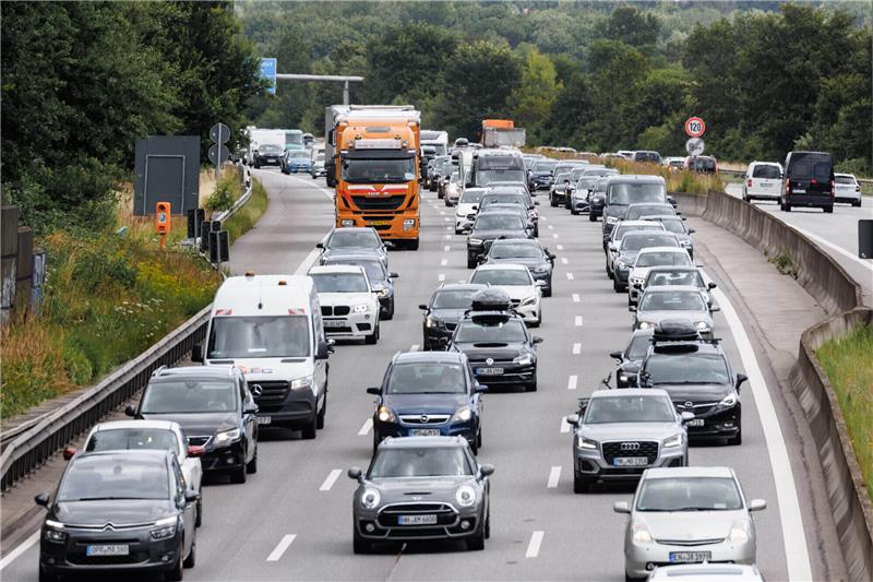 Am Wochenende drohen Mega-Staus. Foto: Markus Scholz/dpa