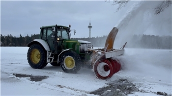 Am Wochenende kam die Schneefräse der Kommunalen Betriebe Stade zum Einsatz.