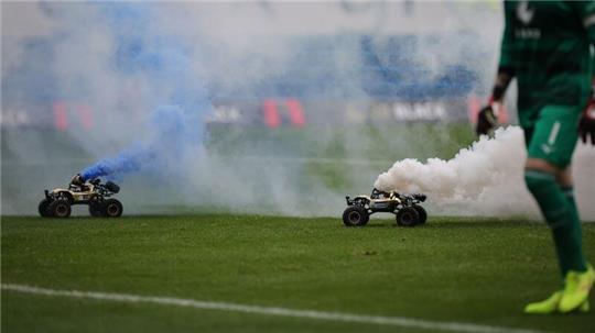 Am Wochenende protestierten Fußballfans unter anderem mit ferngesteuerten Fahrzeugen und Rauchpatronen während eines Spiels.