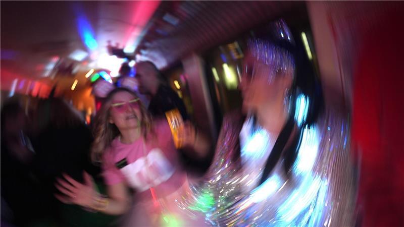 Am Wochenende tanzten und feierten viele Leute zu Karnevalsmusik.