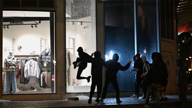 Ausgangssperren vor neuen Protesten in Frankreich verhängt Am Wochenende waren landesweite Proteste gegen hohe Lebenshaltungskosten in Frankreich von schweren Ausschreitungen und Plünderungen begleitet worden.