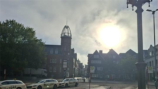 Die Sonne scheint am Pferdemarkt in Stade.