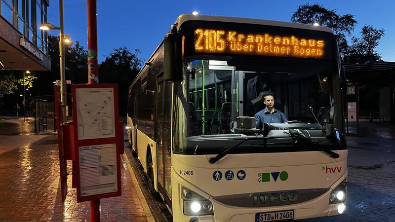 Warum dieser Busfahrer Schüler belohnte - und was er am Steuer noch erlebt Am ZOB in Buxtehude beginnt um 22 Uhr die letzte Runde für Busfahrer Dennis Borchers.