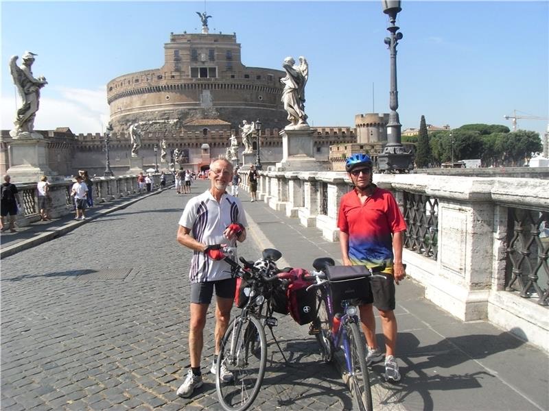 Am Ziel einer 200 Kilometer langen Reise: Der Stader Klaus Quiatkowsky (rechts) und sein Freund Hans Theuerkauf in Rom. Foto: Quiatkowsky