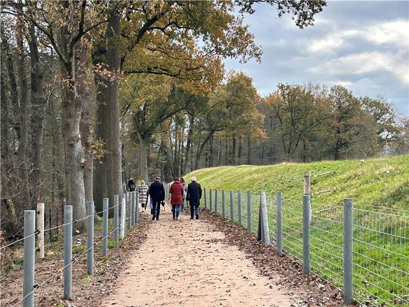 Burweg feiert neuen Weg auf uralter Deich-Route Am alten Sietwender Deich in Burweg entlang führt der neue Weg auf einer alten Route.