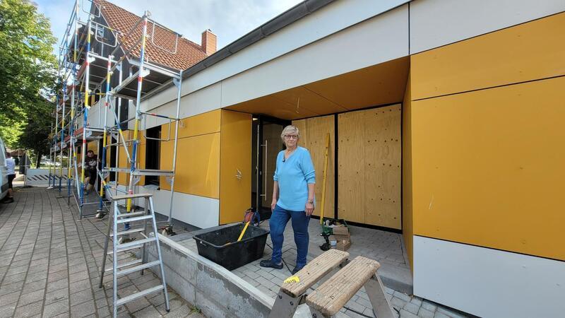 Am alten, neuen Midlumer Dorfladen werden gerade die letzten Fassadenplatten angeschraubt. Erst wenn alles fertig ist, will Gabriele Cierlitzki mit ihrem Team vom Heimathaus zurück in den Laden ziehen.