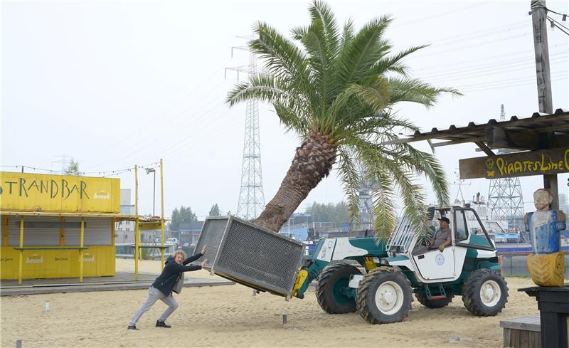 Am angestammten Standort am Veritaskai hatte Heiko Hornbacher seine Strandutensilien einpacken müssen. Seither ist der Club tot. Foto Hornbacher