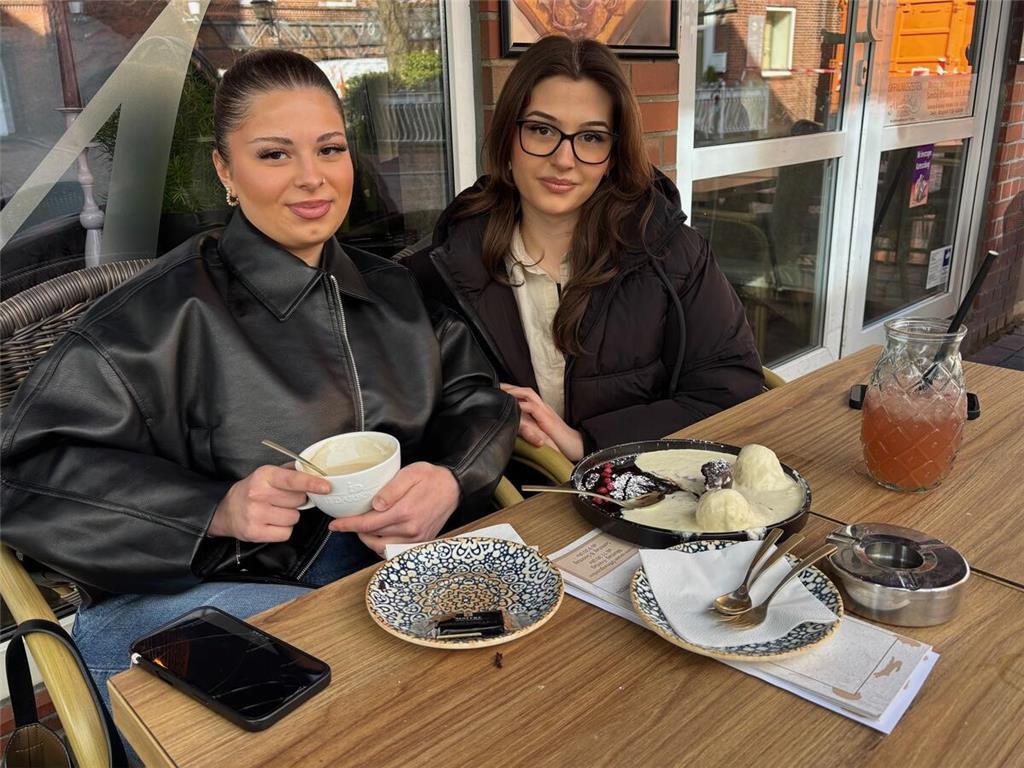 Am bisher wärmsten Tag des Jahres haben die Schwestern Elif (18, links) und Ahnu...