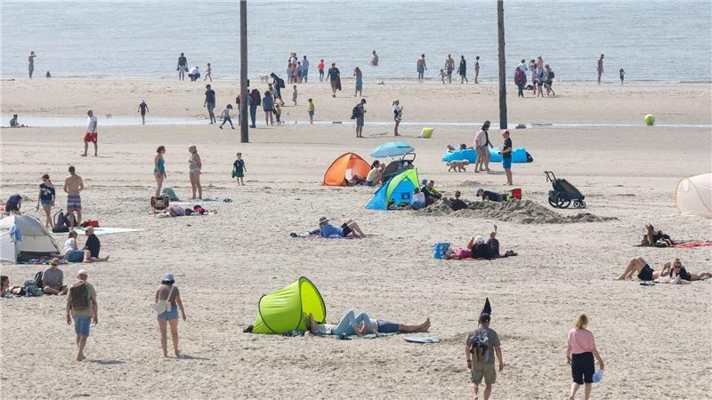 „Wir üben Sommer“ – So voll ist es an Nord- und Ostsee Am breiten Strand von St. Peter-Ording laufen Urlauber umher. (Archivbild.)