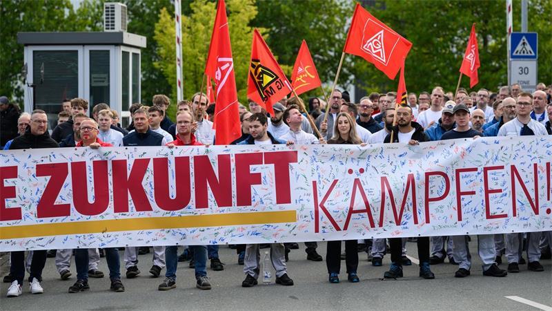 Am bundesweiten Aktionstag der IG Metall demonstrieren Beschäftige vor dem VW-Motorenwerk in Chemnitz.