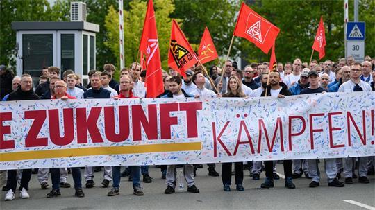 Am bundesweiten Aktionstag der IG Metall demonstrieren Beschäftige vor dem VW-Motorenwerk in Chemnitz.