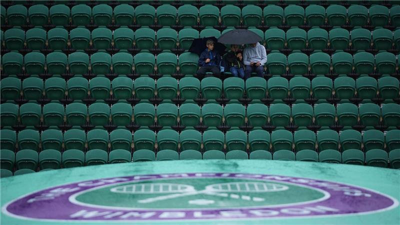 Bilder des Tages Am dritten Tag der Wimbledon Tennis Championships bleiben die Plätze bei Regen bedeckt.