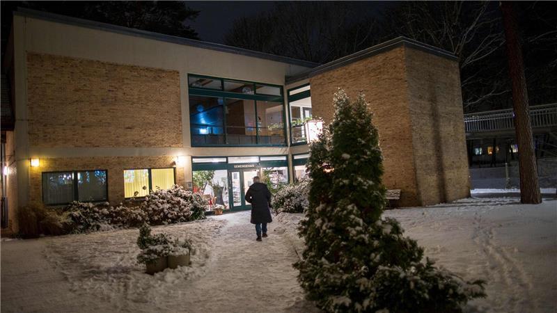 Am dritten Tag des Stromausfalls in Teilen Berlins warten Zehntausende Haushalte weiter auf Energie.