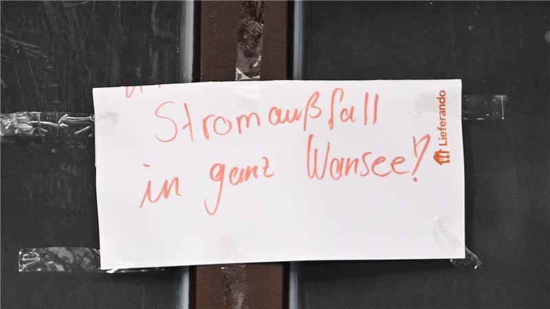 Am dritten Tag des Stromausfalls in Teilen Berlins warten 30.000 Haushalte weiter auf Energie.