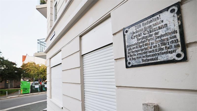 Ernst-Thälmann-Platz braucht tägliche Säuberung Am ehemaligen Wohnhaus von Ernst Thälmann erinnert eine Informationstafel an den Kommunistenführer.