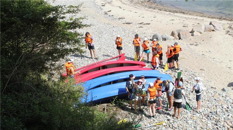 Am eigenen Strand des Zeltlager-Platzes starten Kanu-Touren.