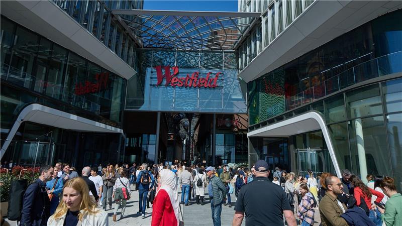 Am ersten Samstag nach der Eröffnung lockt das neue Westfield-Einkaufszentrum viele Besucher an.