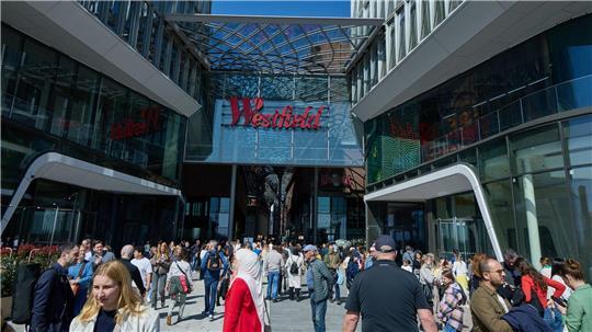 Am ersten Samstag nach der Eröffnung lockt das neue Westfield-Einkaufszentrum viele Besucher an.