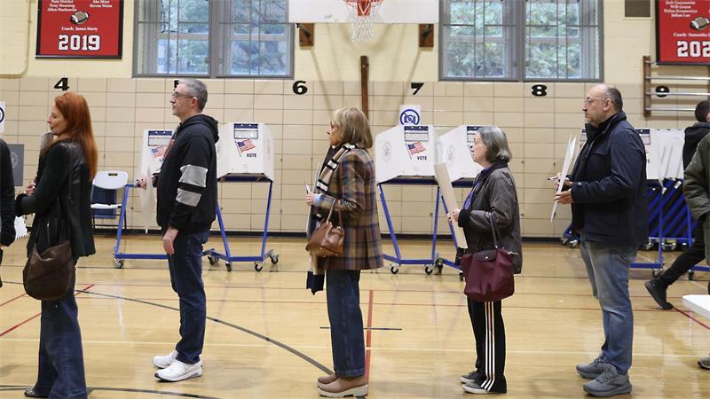 Am ersten Tag der vorzeitigen Stimmabgabe zu den Zwischenwahlen in den USA stehen Menschen in New York Schlange, um ihre Stimme abzugeben.