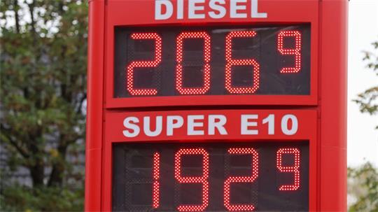 Am ersten Tag des Tankrabatts fiel E10 vielerorts zumindest vorübergehend unter zwei Euro pro Liter. Das kommt immer noch vor, ist aber seltener geworden. (Archivbild)