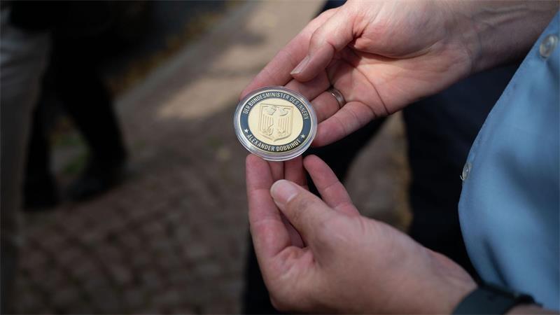Feuerlöscher Dobrindt auf Tour in Thüringen Am ersten Tag seiner Sommertour durch Thüringen und Hessen verteilt Dobrindt mehrere „Coins“.