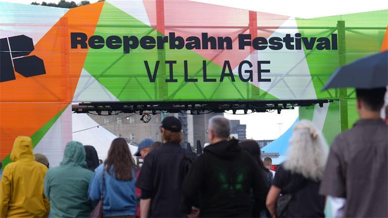 Am ersten Tag strömen viele Menschen auf das Festivalgelände am Hamburger Heiligengeistfeld.