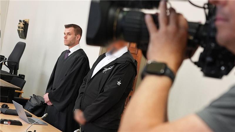 Am ersten Verhandlungstag stritt der Angeklagte alle Vorwürfe ab.