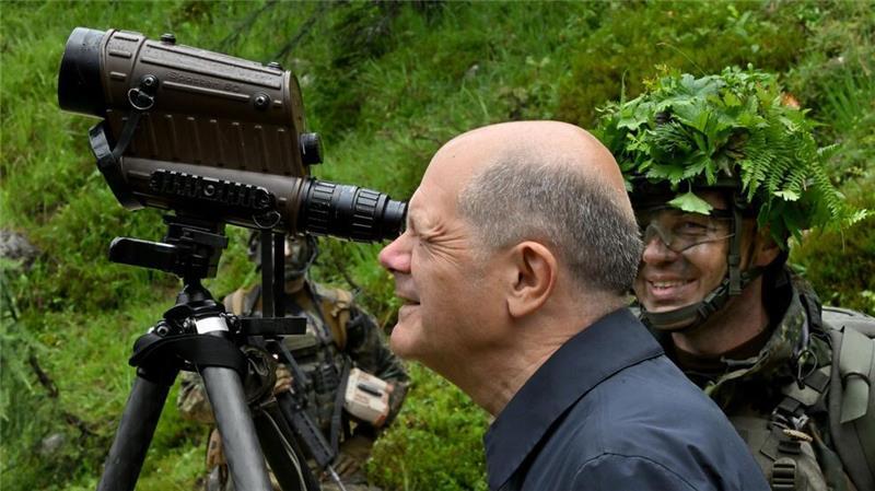 Ifo: Zwei Prozent des BIP für Verteidigung reicht nicht Am falschen Ende gespart? Bundeskanzler Scholz besucht Soldaten