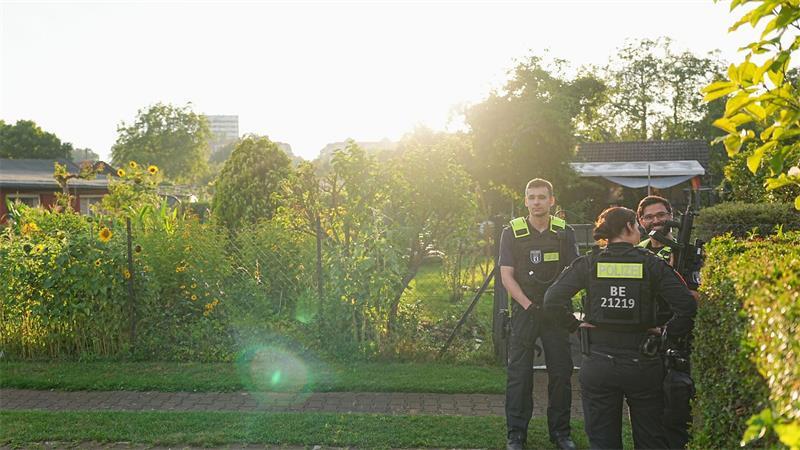 Blumen, Trauer und Rufe nach Zusammenhalt nach CSD-Anschlag Am frühen Abend wollte die Polizei den Tatverdächtigen in einer Kleingartenanlage stellen - dabei starb der Mann.