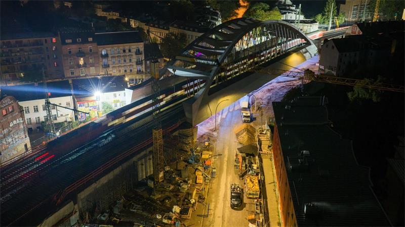 Am frühen Montagmorgen rollen Züge des Regional- und Fernverkehr über die neue Sternbrücke in Hamburg. 