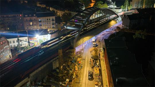 Am frühen Montagmorgen rollen Züge des Regional- und Fernverkehr über die neue Sternbrücke in Hamburg. 