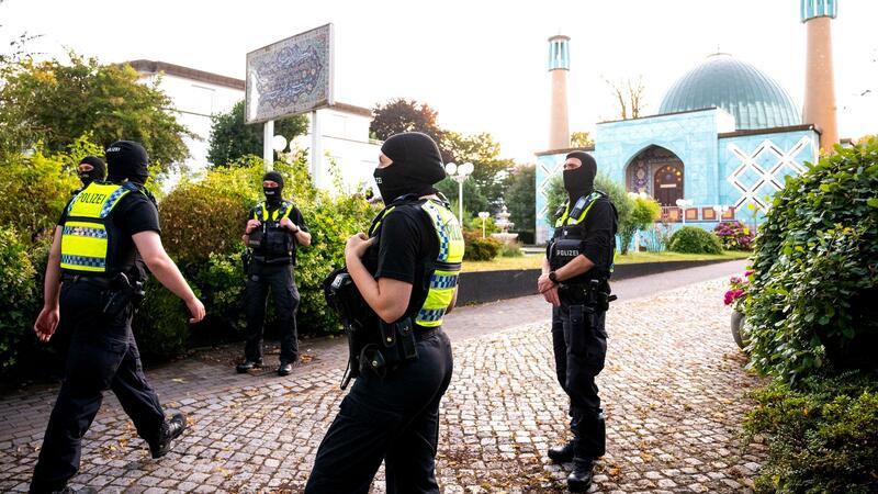 Warum das Islamische Zentrum verboten wird Am frühen Morgen durchsuchen Dutzende Polizisten die Blaue Moschee in Hamburg.