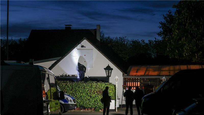 Am frühen Morgen durchsuchten die Beamten zahlreiche Wohnungen und Geschäfte. 