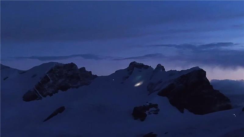 Deutsche Bergsteiger in Schweizer Alpen gerettet Am frühen Morgen kam ein Hubschrauber zu den Bergsteigern durch.