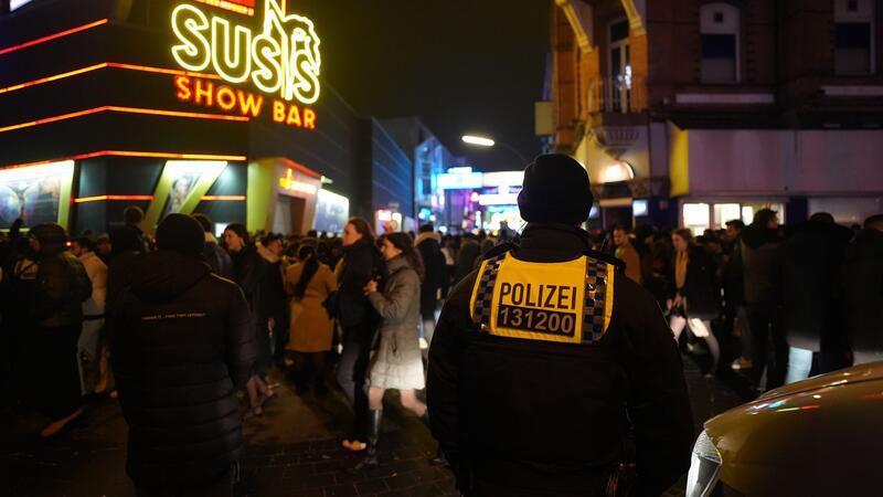 39-Jähriger auf der Reeperbahn lebensgefährlich verletzt Am frühen Morgen wurde ein 39-Jähriger niedergestochen. (Symbolbild)