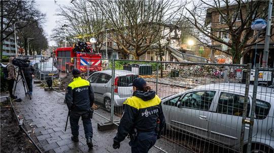 Am frühen Samstagmorgen hatte es bei dem dreistöckigen Mehrfamilienhaus zwei Explosionen gegeben.