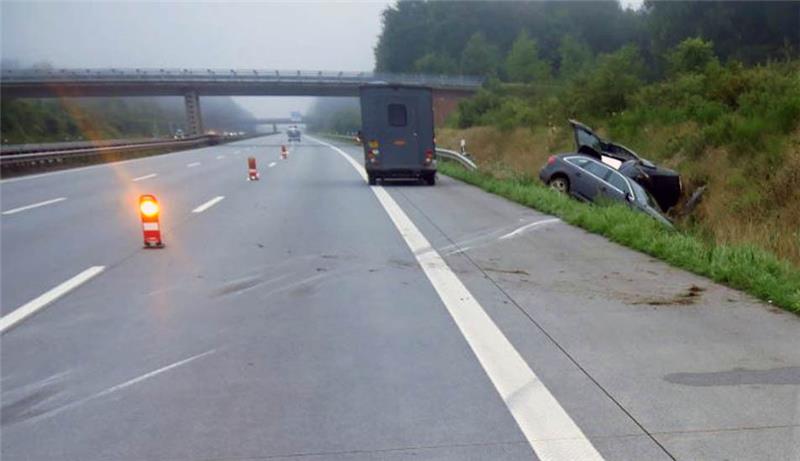 Am frühen Sonntagmorgen kam es auf der Autobahn 1 in Richtung Bremen zu einem Unfall, an dem ein Pferdetransporter sowie ein Auto mit Pferdehänger beteiligt waren. Foto: Polizei