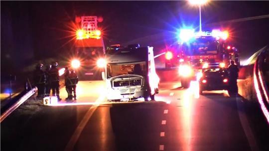 Das Wohnmobil steht auf der A26.