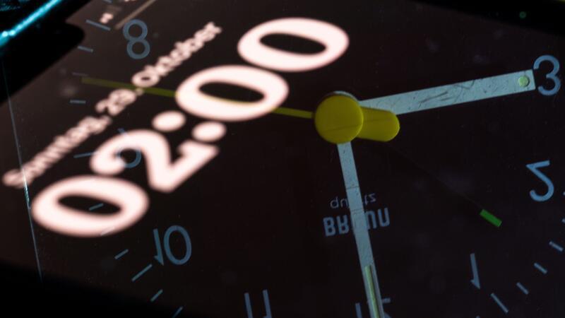Am frühen Sonntagmorgen werden die Uhren von 3 Uhr auf 2 Uhr zurückgestellt - bei vielen digitalen Modellen passiert das ganz automatisch.