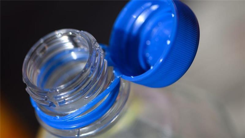 Am häufigsten fand das Forschungsteam in den Gewebeproben Partikel aus Polyethylen, das für Folien und Flaschen verwendet wird. (Symbolbild)
