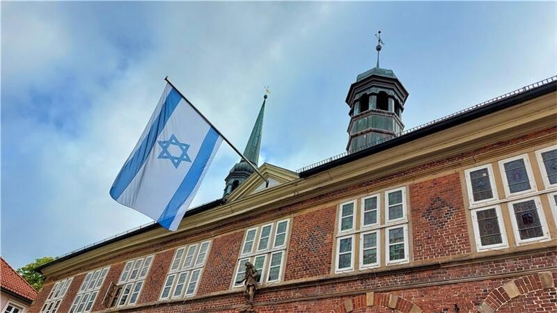 Rathaus-Sturm in Stade löst Polizei-Großeinsatz aus Am historischen Rathaus in Stade weht die Flagge Israels als Zeichen der Solidarität und Anteilnahme.