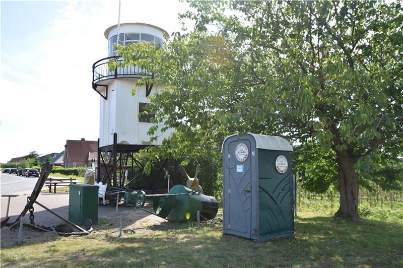 Am kleinen Leuchtturm in Twielenfleth steht ein Dixie-WC , den Schlüssel gibt es an der Kaffeeklappe.