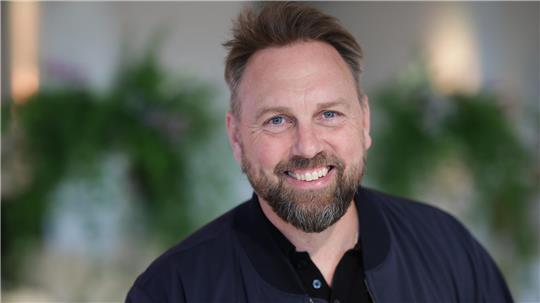 Am kommenden Freitag startet Steven Gätjen als Co-Moderator einer der ältesten deutschen Fernsehtalkshows und ist Gastgeber der „NDR Talk Show“ an der Seite von Bettina Tietjen.