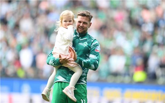 Am kommenden Montag läuft Niclas Füllkrug zur Abwechslung einmal nicht im Werder-, sondern im DFB-Trikot im Bremer Weserstadion auf. Das 1.000. Länderspiel ist nahezu ausverkauft - Tochter Emilia dürfte dann wohl auch unter den Zuschauern sein. Foto: Jaspersen/dpa