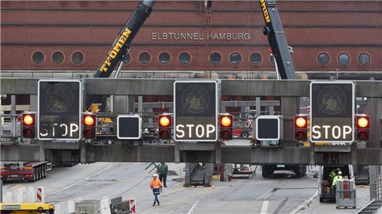 Am kommenden Wochenende werden die A7 und der Elbtunnel in Hamburg voll gesperrt. (Archivbild)