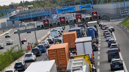 Am kommenden Wochenende wird die A7 in Hamburg wegen Bauarbeiten im Bereich der Lärmschutztunnel Schnelsen und Stellingen voll gesperrt. (Archivbild)