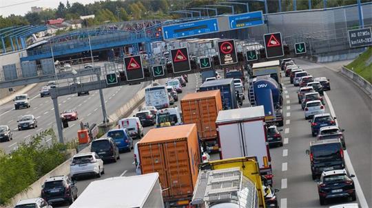 Am kommenden Wochenende wird die A7 in Hamburg wegen Bauarbeiten im Bereich der Lärmschutztunnel Schnelsen und Stellingen voll gesperrt. (Archivbild)