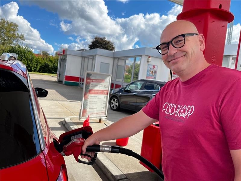 Volle Tankstellen im Kreis Stade zum Rabatt-Ende Am letzten Tag vor Ende des Tankrabatts tankt Stefan Wriede an der Star-Tankstelle in Stade lieber noch einmal voll. Fotos: Richter