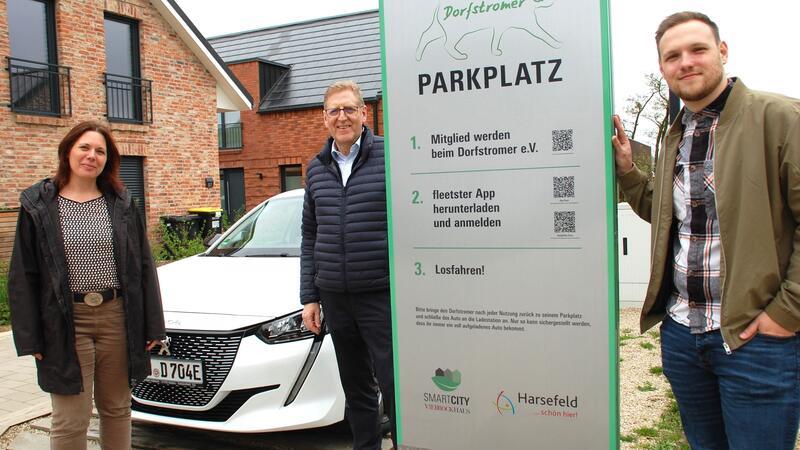 Neuer Standort für Harsefelder Dorfstromer: Carsharing startet in Smart City Am neuen Dorfstromer-Standort in Harsefeld: Mareike Wilshusen, Wolfang Werner und Julian Niebuhr (von links).